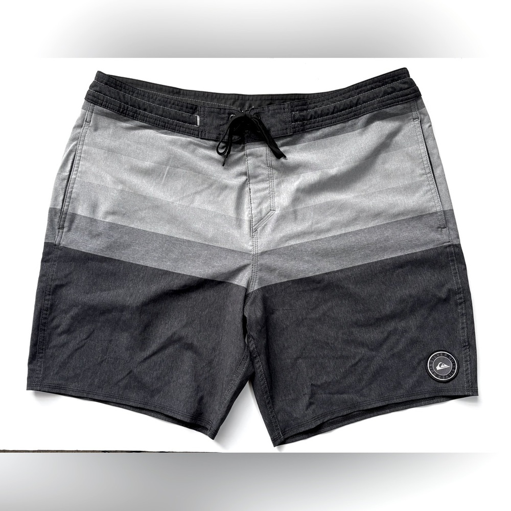Quicksilver Men’s Graphite Grey Black Striped Beach Board Shorts EUC Size 38